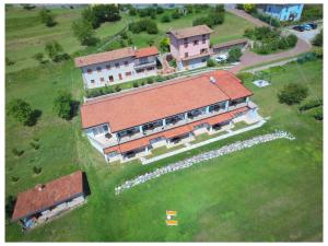 una vista aerea di una grande casa con cortile di Villa Maria a Tremosine Sul Garda