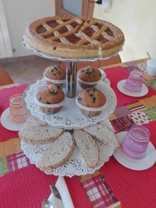 un piatto con muffin e una torta sul tavolo di B&B La Dolce Vita a Marsiliana