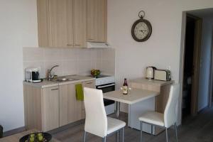 A kitchen or kitchenette at Nianthy Apartments