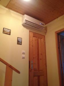 a room with a air conditioner on a ceiling at Zalakaros Panoráma Apartmanok in Zalakaros