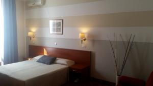 Letto o letti in una camera di Hotel Alpi Resort