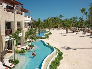 Vista de la piscina de Secrets Cap Cana Resort & Spa - Adults Only - All Inclusive o d'una piscina que hi ha a prop