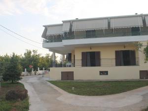 a building with a balcony on the side of it at Villa Bene in Preveza