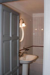 y baño con lavabo y espejo. en Palazzo D'Orsi en Calvanico