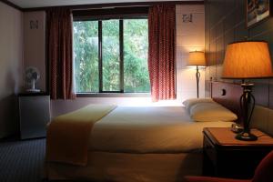 Una cama o camas en una habitación de Gold River Chalet