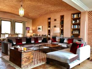 Villa Malika Marrakech في مراكش: غرفة معيشة مع أريكة وطاولة