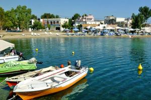ヴォロスにあるCoastal Apartments Volos Alykesのビーチ近くの水上に2隻の船が停泊しています
