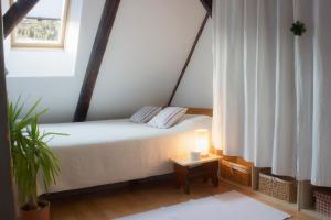 een slaapkamer met een bed met een lamp op een tafel bij House Dornik in Zagreb