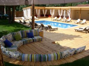 - un canapé installé sur une terrasse à côté de la piscine dans l'établissement Hotel Par Avion, à Apriltsi