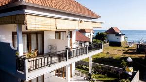 - Edificio con balcón con vistas al océano en Minory Guesthouse, en Amed
