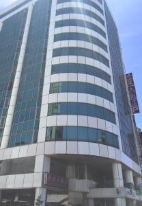un edificio alto con muchas ventanas en 奇萊大飯店 Chuline Hotel, en Hualien City
