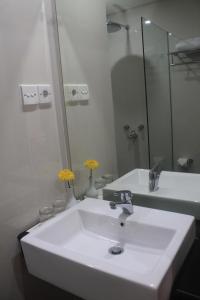 Ein Badezimmer in der Unterkunft Namira Syariah Hotel Surabaya