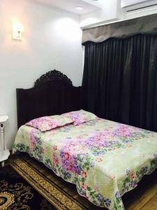 Ένα ή περισσότερα κρεβάτια σε δωμάτιο στο AHMAD HOMESTAY D'Perdana Apartment KOTA BHARU