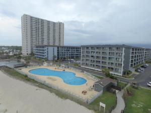 z góry widok na ośrodek z basenem i budynkami w obiekcie Myrtle Beach Resort- Unit A 428 w mieście Myrtle Beach