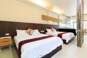 a hotel room with two beds in a room at 水和風民宿 in Dongshan