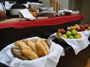 two baskets of bread and apples on a counter at Hotel De Lange Jammer in Lelystad