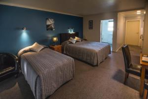Кровать или кровати в номере AAA Thames Court Motel