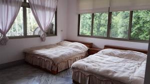 Tempat tidur dalam kamar di Half Sky Lin Yuan Homestay