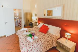 Un dormitorio con una cama grande con flores. en Bellini Home B&B, en Catania