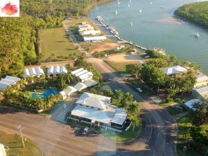 eine Luftansicht eines Resorts neben dem Wasser in der Unterkunft Hinchinbrook Resorts Management Pty Ltd in Lucinda