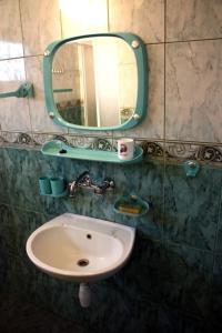 y baño con lavabo y espejo. en Pod Tatarską Górą, en Biały Dunajec