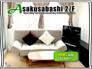 une affiche saudibouche d'un salon avec un canapé dans l'établissement Issyuku hostel, à Tokyo
