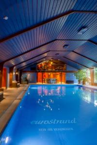 ein großer Pool in einem Gebäude in der Unterkunft Eurostrand Resort Lüneburger Heide in Fintel