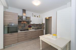 A kitchen or kitchenette at Casa Amelia