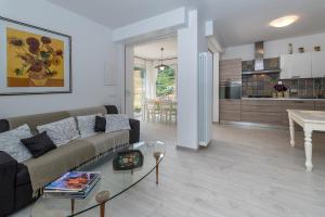 A kitchen or kitchenette at Casa Amelia