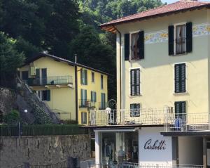 um grande edifício amarelo com um sinal nele em Al ponte vecchio em San Pellegrino Terme