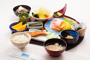 uma mesa coberta com tigelas e pratos de comida em Suimeiso em Oshu