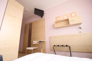 Televízia a/alebo spoločenská miestnosť v ubytovaní Standard Delegacyjny Bed & Breakfast