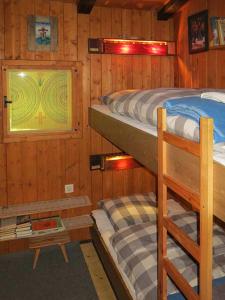 a room with two bunk beds in a cabin at Almhaus Goldeck in Schwaig