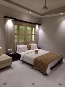 Prithvi Hotels tesisinde bir odada yatak veya yataklar