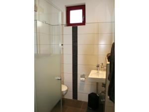 ein Bad mit einem WC und einem Fenster an der Wand in der Unterkunft Villa Glückspilz in Kühlungsborn