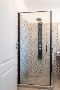 eine Dusche mit Glastür im Badezimmer in der Unterkunft Bright House in Bukarest