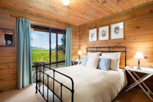 เตียงในห้องที่ The Lodge by Mt Bellevue