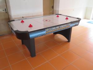 una mesa de billar con cuatro pelotas de ping pong. en Pajurio Vila, en Palanga
