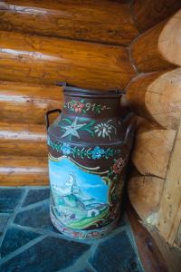 マナスティレア・フモルルイにあるCabana Goralilorの壁掛けの華やかな花瓶