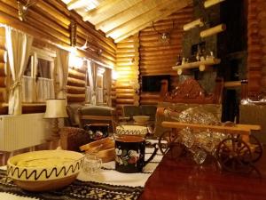 una habitación con una mesa en una cabaña de madera en Cabana Goralilor en Mănăstirea Humorului