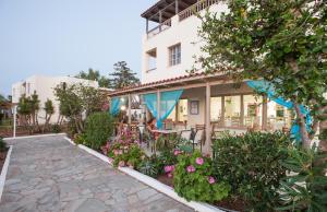 uitzicht op het huis vanuit de tuin bij Panorama-Seaview Studios & Apartments in Chersonissos