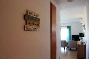 Âncora Boutique Apartments في لاغوس: ممر مع علامة تقرأ عندما تريد شيئا على الجدار يحتاج
