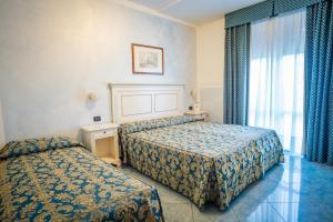 Postel nebo postele na pokoji v ubytování Hotel Confine + 33 fotografií