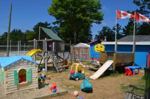 Dječje igralište u objektu Wasaga Beach Inn And Cottages