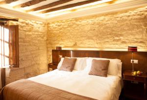 เตียงในห้องที่ Hotel del Sitjar