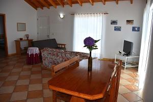 een woonkamer met een tafel en een bank bij Adega Mourato in Bandeiras