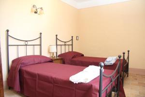 Villa del Cardinale tesisinde bir odada yatak veya yataklar