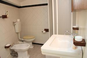 A bathroom at Villa del Cardinale