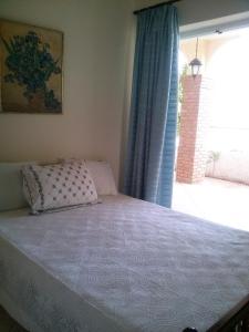 Una cama o camas en una habitación de Lagonisi house