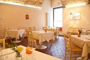 Gallery image of Osteria Senza Fretta Rooms for Rent in Cuneo